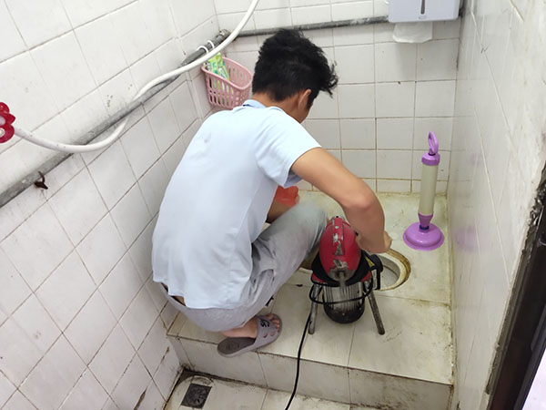 渔薪镇管道堵塞冒臭气 专业师傅现场解决问题