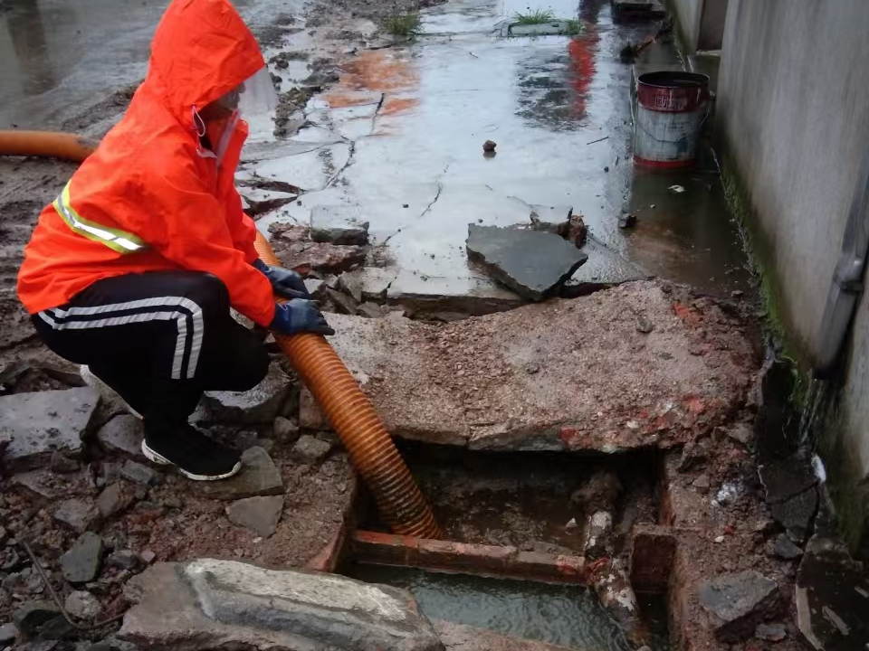 渔薪镇专业清理污水池 炜誉市政以规范流程守护城市 “肠道”